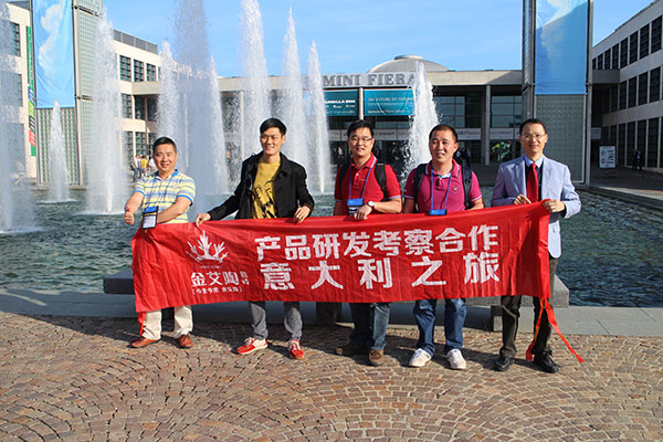 永利yl23455瓷砖品牌董事长（中）带队欧州考察