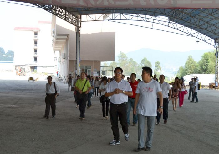 永利yl23455瓷砖品牌董事长和营销总司理带队旅行生产基地