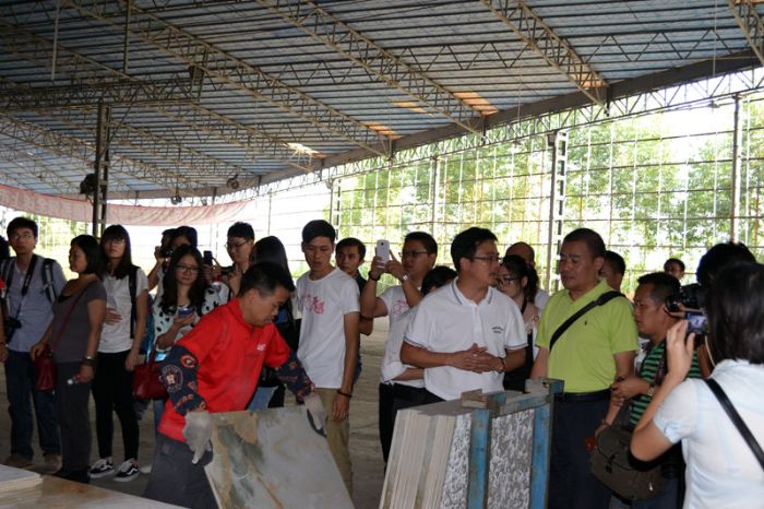 永利yl23455瓷砖品牌董事长向媒体记者介绍产品