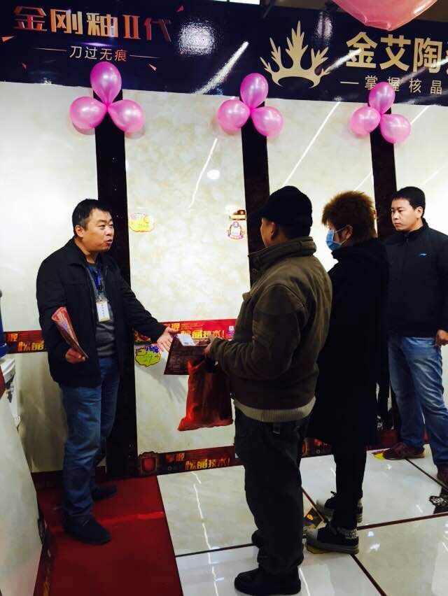 永利yl23455瓷砖事情职员向主顾介绍产品