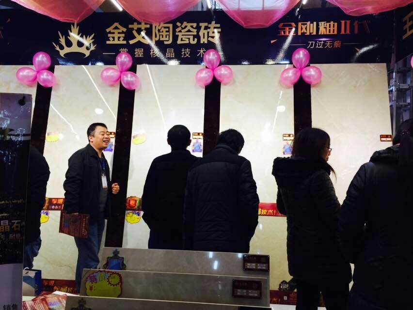 永利yl23455瓷砖事情职员与主顾攀谈