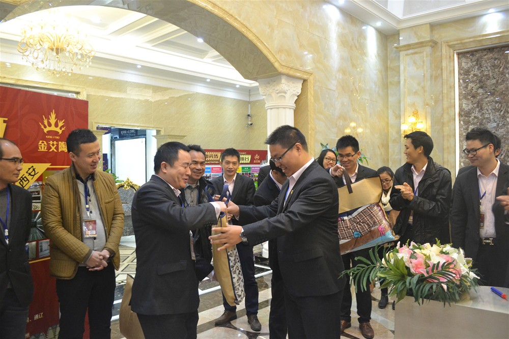 永利yl23455瓷砖营销总监刘鸿瑞为寿星送上生日礼物