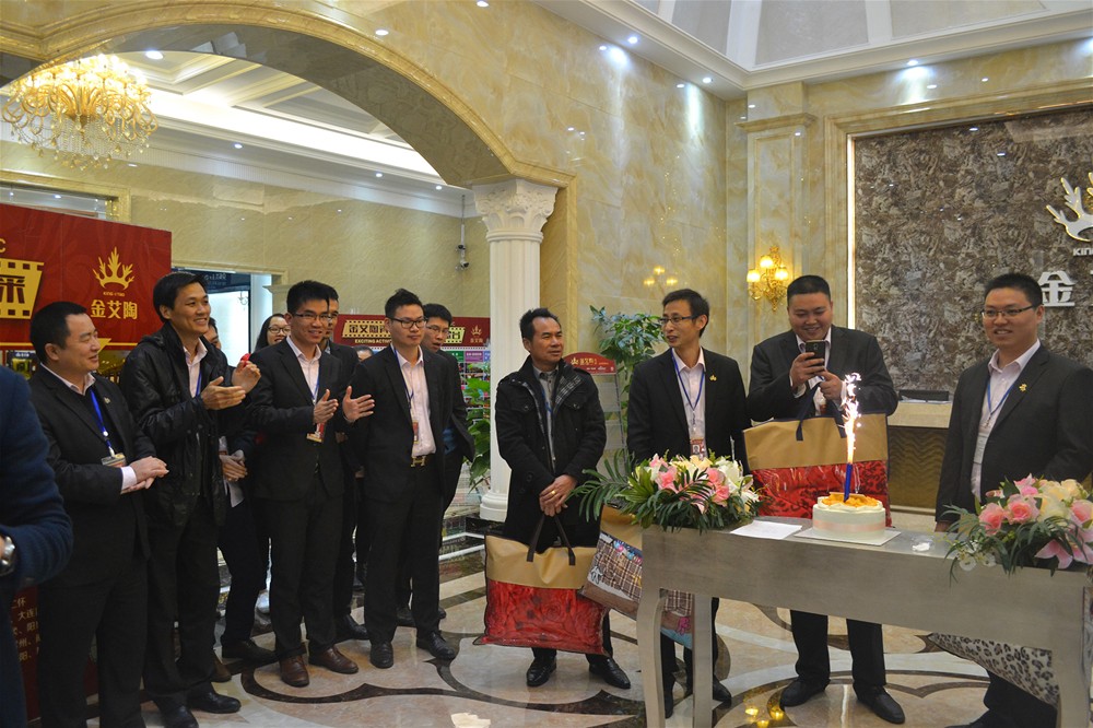 全体永利yl23455人齐聚一堂为寿星庆生