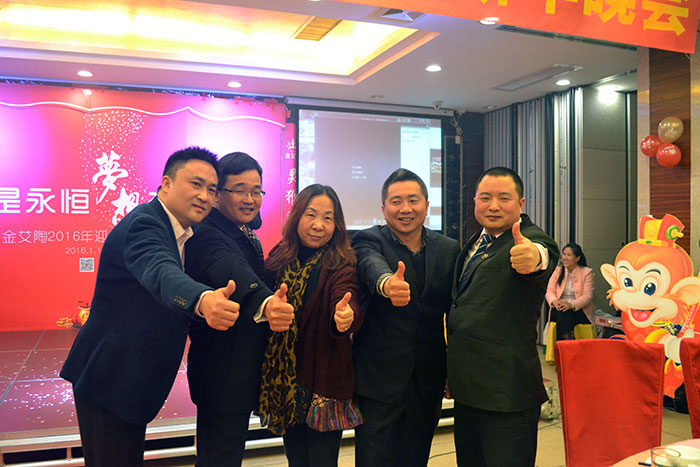 永利yl23455向导和媒体人金大姐合影留念