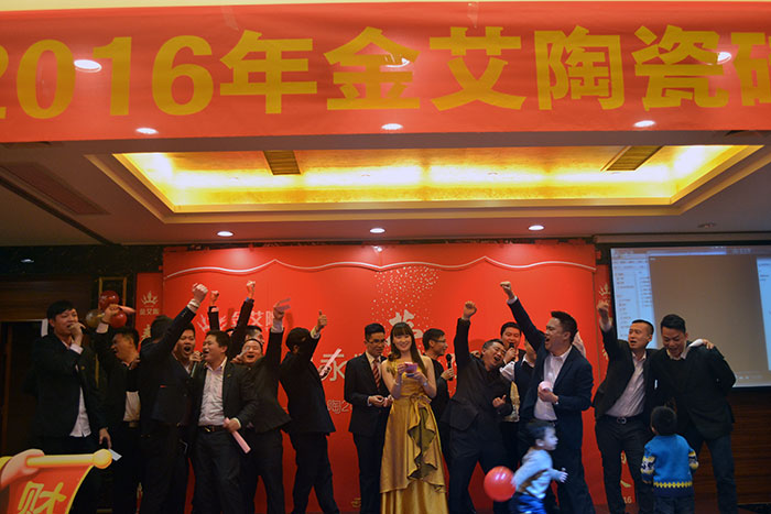 陪同着全体职员合唱的《我相信》，，晚会圆满落下帷幕