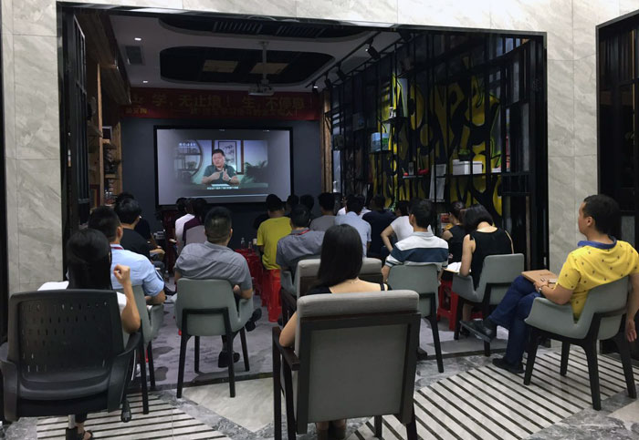 2017年7月1日，，，陶瓷一线品牌永利yl23455瓷砖治理层、销售精英齐聚总部O2O体验区举行“学，，，无止境！生，，，一直息”学习分享会。。。。此次分享会中，，，与会职员就学习《要害对话》举行交流与分享，，，佛山樊登念书会还派遣了两位事情职员跟我们分享学习心得。。。。