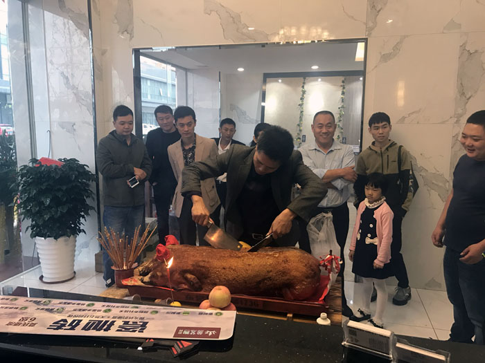 永利yl23455瓷砖品牌作为陶瓷一线品牌，，近年来一直的推出爆款新品，，受到众多消耗者的喜欢。。。2017年11月19日，，一群生气蓬勃的永利yl23455人正在主要有序的忙碌着，，为永利yl23455中山古镇店即将最先的开业仪式做最后的准备。。。  上午10点28分，，锣鼓喧天，，掌声震惊，，永利yl23455中山古镇专卖店迎来了盛大开业的良辰吉时。。。?