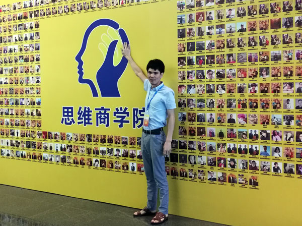 现在，，80后已经生长为壮年，，逐渐成为各个岗位的主要认真人，，因生涯的洗礼变得理性而不再激动。。。。。。“80后”，，他们青春洋溢，，在各个岗位上都冲在最前线。。。。。。“80后”独具个性和魅力，，已然成为各行各业主力军代表人物。。。。。。作为80后典范的创业乐成代表陶瓷一线品牌 永利yl23455瓷砖 龙川总署理吴金星与他的销售团队即是其中之一。。。。。。