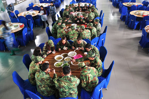 在食堂用餐，，，，10分钟要吃完哦